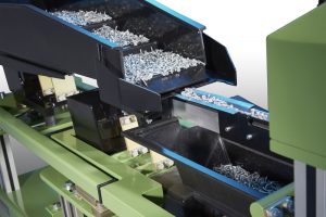 Vibrating tray of the linear weigher