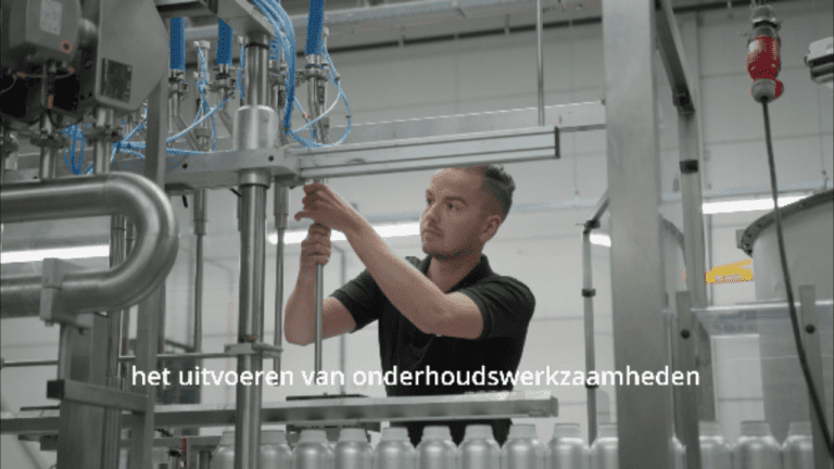 Monteur die aan een machine sleutelt